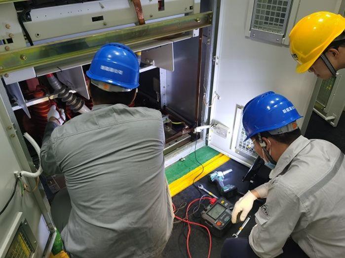 檢修員對避雷器進(jìn)行絕緣測試（攝影：任青清）