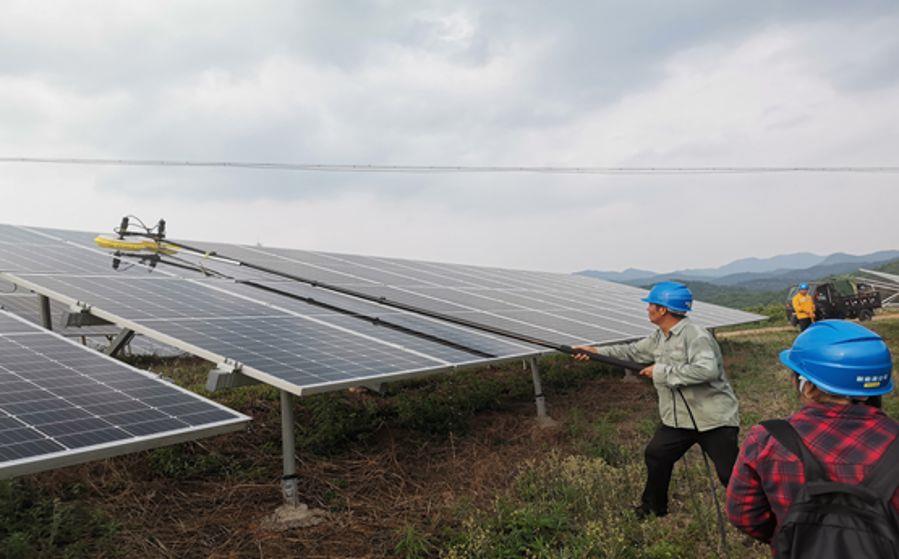 作業(yè)人員正在清洗組件(攝影:向龍) 作業(yè)人員正在清洗組件(攝影:向龍)