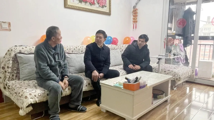 涂山峰慰問鄂州發電公司生活困難職工 涂山峰慰問鄂州發電公司生活困難職工